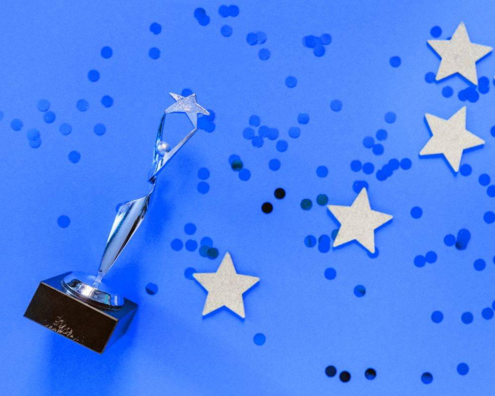 Image of a trophy with stars and confetti on Nemphos Braue's website