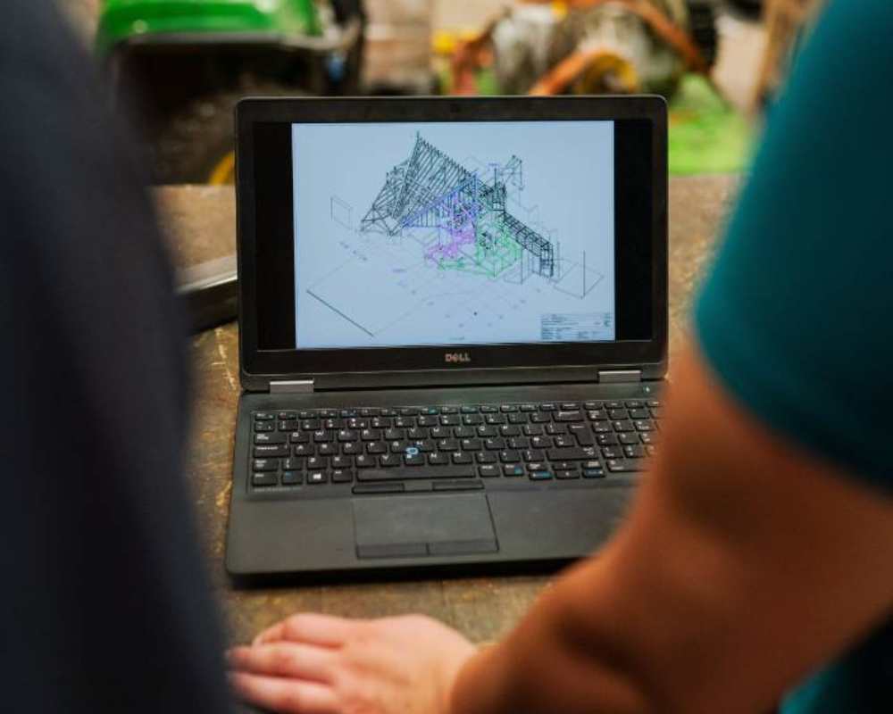 Image of a person using a laptop on Nemphos Braue's website